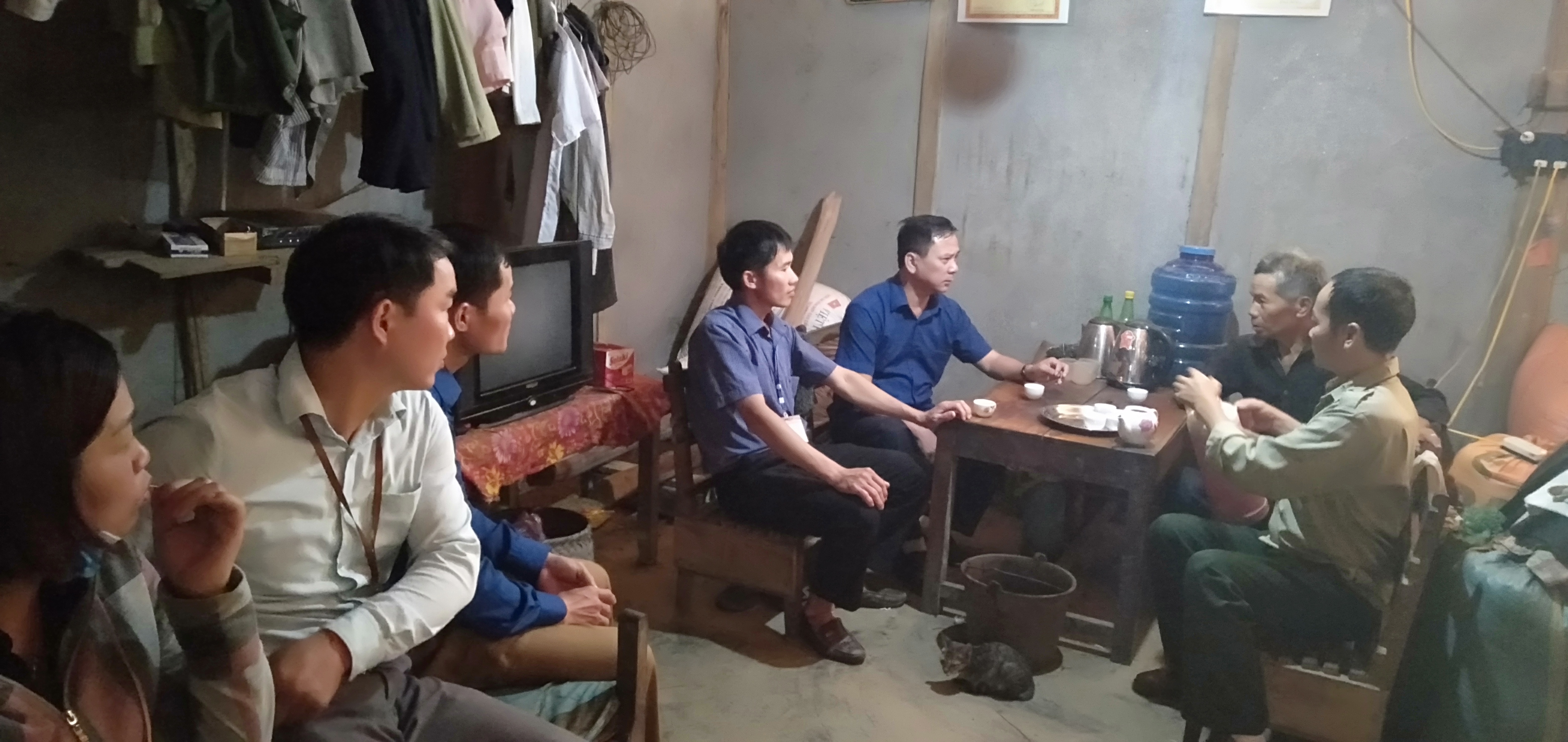 Đồng chí Nguyễn Đức Hà - Trưởng ban tuyên giáo huyện ủy, Giám đốc trung tâm bồi dưỡng chính trị Huyện Bắc Quang kiểm tra tiến độ xây dựng nhà ở cho người có công tại xã Đồng Tâm